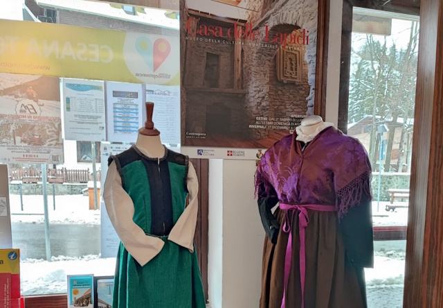 Ufficio del Turismo di Cesana Torinese mostra costumi tradizionali