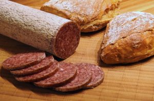 Il pane e il salame fatto in casa