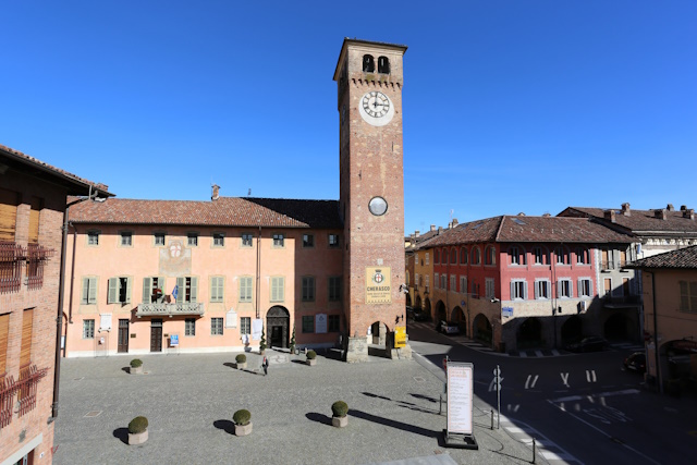 Viaggio olfattivo Cherasco piazza del Municipio