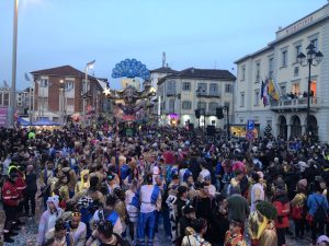 carri coriandoli chiacchiere carnevale nichelinese