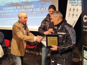il Sindaco Sauze d'Oulx Meneguzzi premia Claudio Serminato
