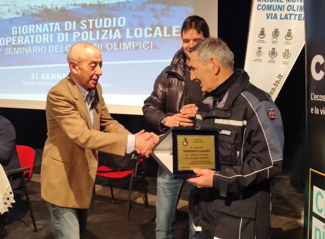 il Sindaco Sauze d'Oulx Meneguzzi premia Claudio Serminato