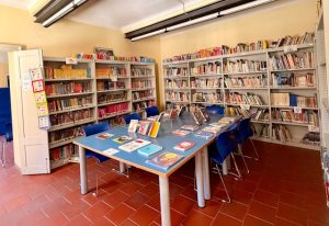 biblioteca di Cherasco interno con libri
